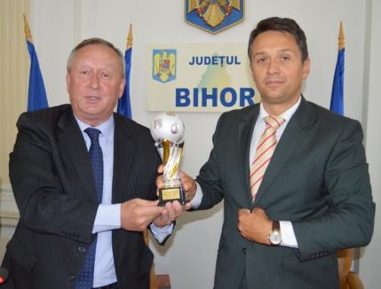 Cornel Popa dă cu banii-n fotbalişti: CJ Bihor plăteşte 500.000 de lei pentru un turneu euroregional cu Hajdu-Bihar
