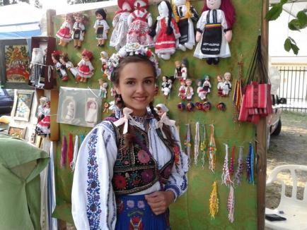 "Veşnicia s-a născut la sat" - Expoziţie de ţesături tradiţionale şi folclor, la Sântandrei (FOTO)