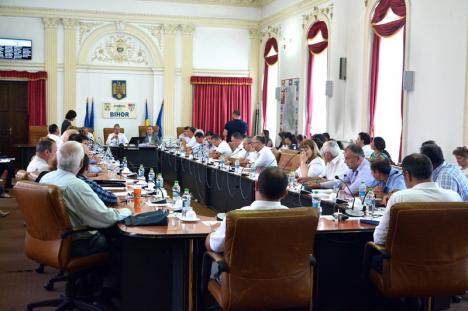 Marea Epurare: După ce şi-au rezolvat clientela, şefii Consiliului Judeţean Bihor pregătesc concedierea funcţionarilor indezirabili (DOCUMENTE)