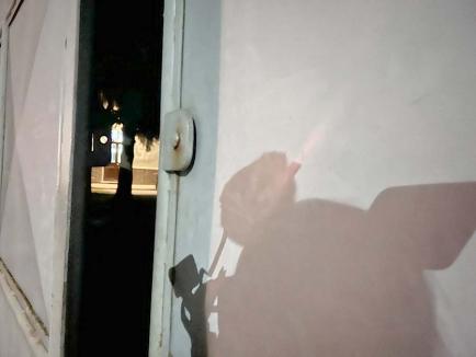 Noaptea, ca hoții... Șeful Parchetului Beiuș petrece nopțile în sediu, în compania unei polițiste. BIHOREANUL i-a surprins în flagrant (VIDEO)