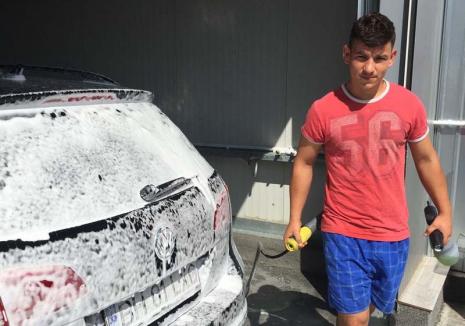 Eroul din boxă: Angajatul unei spălătorii auto din Oradea a returnat 13.000 euro găsiţi într-o maşină (FOTO)