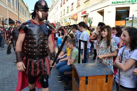 Patimile lui Hristos: Sute de orădeni l-au însoţit pe Iisus pe Drumul Crucii (FOTO / VIDEO)