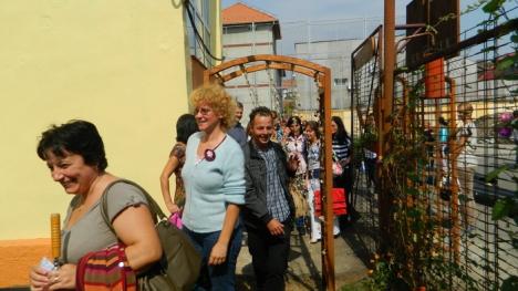 Grădină... cu sentiment: Copiii cu dizabilităţi, ajutaţi să se dezvolte în prima grădină senzorială din Oradea (FOTO)