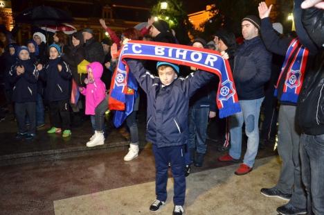 "Toţi privesc cu nepăsare cum Bihorul nostru moare": Peste 250 de oameni la mitingul de susţinere pentru FC Bihor (FOTO)