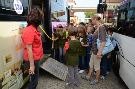 De Ziua Porţilor Deschise la OTL, zeci de elevi s-au dat cu autobuzul şi s-au pozat cu omnibuzul (FOTO)