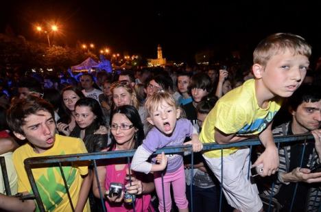 Ziua Europei contra Spania: Doar câteva sute de orădeni au chefuit la concertele Puya şi Anda Adam (FOTO)