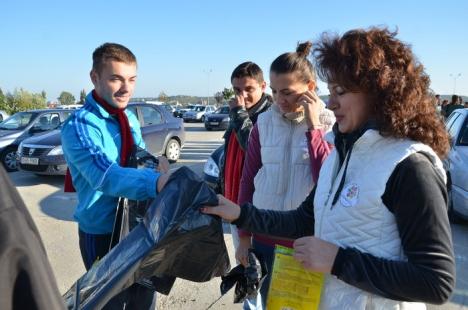 Voluntarii au pornit la curăţenie în cadrul campaniei Let's do it (FOTO)