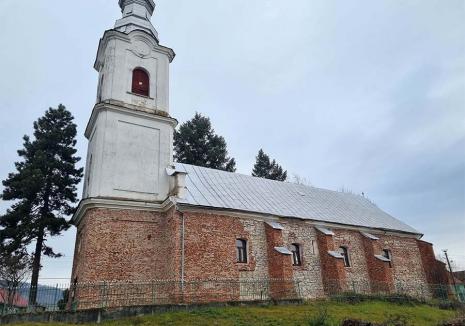 Vot pe lemne: Primarul Sorban Levente, acuzat că vrea să controleze reabilitarea bisericii reformate din Urvind (FOTO)