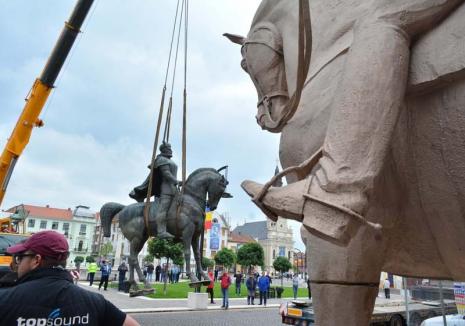 Rocada statuilor: Mihai Viteazul a părăsit Piaţa Unirii din Oradea, făcând loc Regelui Ferdinand Întregitorul
