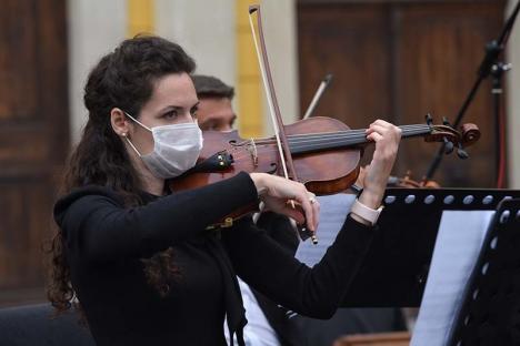Spectacole… cu mască: Evenimentele din Oradea se reiau timid, în aer liber. Vezi ce urmează!