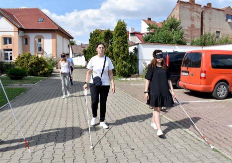 Ochiul din pământ: În premieră națională, în Bihor se fac cursuri de orientare pentru nevăzători cu ajutorul bastonului alb (FOTO/VIDEO)