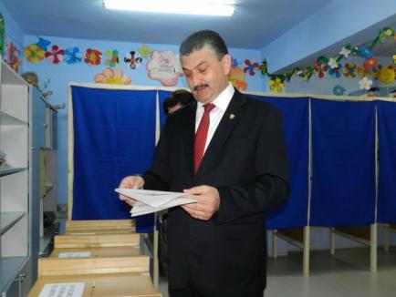 Candidatul PDL la şefia judeţului, Radu Ţîrle, a îndemnat alegătorii să voteze, pentru a da legitimitate şi autoritate aleşilor (FOTO)