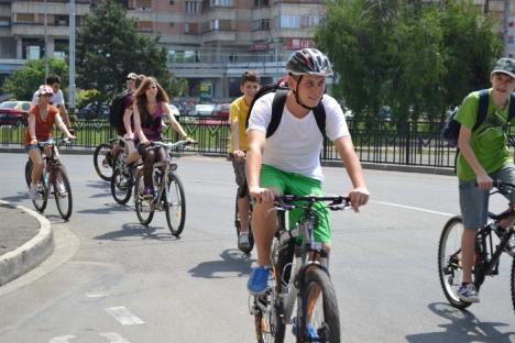 Elevii gojdişti promovează ciclismul, chiar dacă nu au destule piste în oraş (FOTO)