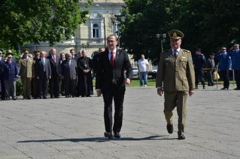 Ziua Europei: Festivităţi cu depunere de coroane şi defilarea gărzii de onoare la Statuia Ostaşului Român (FOTO)