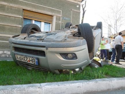 Accident în Cantemir: O maşină s-a oprit cu roţile în sus în peretele unei case, după ce şoferul nu a oprit la Stop (FOTO)