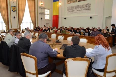 Iubitorii de câini şi-au spus ofurile la Primărie: Bolojan a devenit Hitler în Oradea! (FOTO/VIDEO)