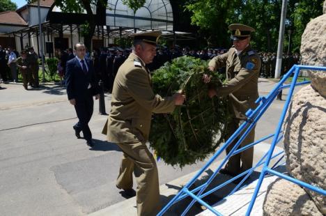 Autorităţile au marcat Ziua Eroilor Neamului cu depuneri de coroane (FOTO)