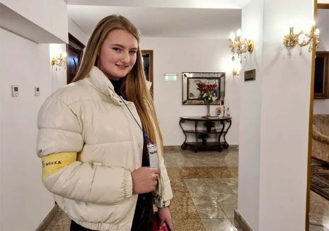 Traducător în ajutor: O tânără din Ucraina s-a alăturat orădenilor care ajută refugiații să se cazeze în oraș (FOTO)