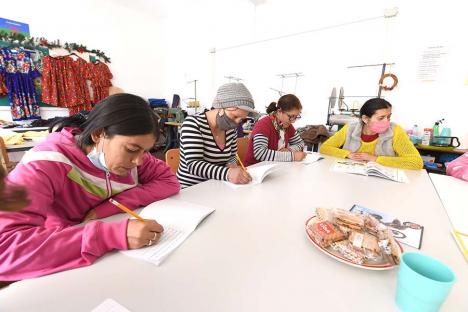 Atelierul șucar: În Bihor există un centru unde femeile rome învață să lucreze și să socializeze (FOTO / VIDEO)