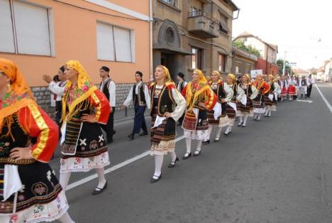 Lumea tradiţiilor: Culoare, muzică şi obiecte de artizanat, în Parcul Bălcescu (FOTO)
