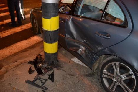 Tamponare spectaculoasă în centru: Un Mercedes a intrat într-un stâlp după ce a fost izbit de un Golf (FOTO)