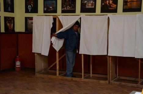 Vremea bate votul! Ninsoarea şi viscolul au determinat o prezenţă scăzută la vot în localităţile din Bihor (FOTO)