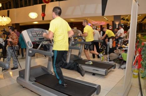 Maraton caritabil: Doi orădeni aleargă şi pedalează 24 de ore pentru copiii bolnavi de cancer (FOTO)