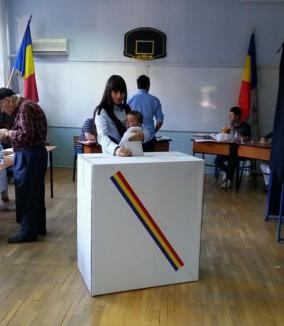 Elena Băsescu a votat cu fetiţa în braţe (FOTO)