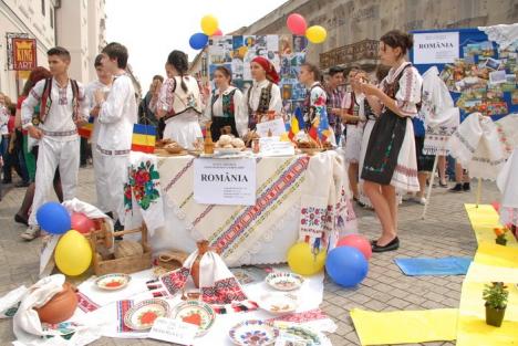 Carnaval european pe străzile Oradiei: Elevii au promovat unitatea în Europa (FOTO/VIDEO)