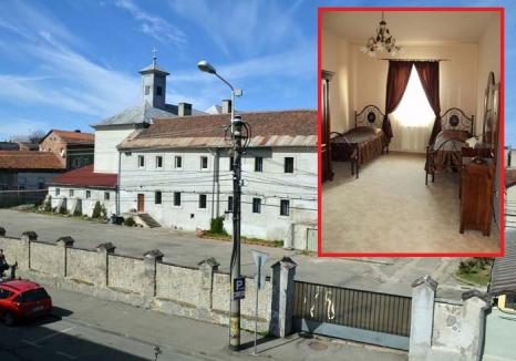 Mănăstire de patru stele: Parohul Mihai Mârţ a transformat mănăstirea capucinilor în hotel pe banii altora