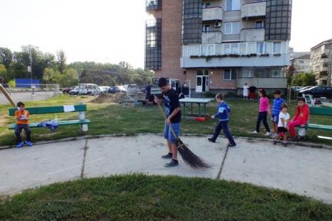 Voluntarii Provident şi picii din Dragoş Vodă au făcut un nou loc de joacă (FOTO/VIDEO)