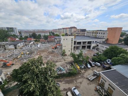 Constructorii au început demolarea fostei Imprimerii de Vest din Oradea. Vezi cum arată! (FOTO / VIDEO)