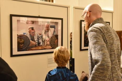 „Dacă nu ne confruntăm cu istoria, riscăm să o repetăm”: Ziua Comemorării Holocaustului, marcată la Oradea printr-o expoziție a unui fotograf american (FOTO)