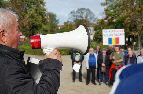 Peste 100 de foști mineri au protestat la Oradea împotriva recalculării pensiilor și l-au huiduit pe subprefectul Emilian Pavel, participant „din partea PSD” (FOTO / VIDEO)