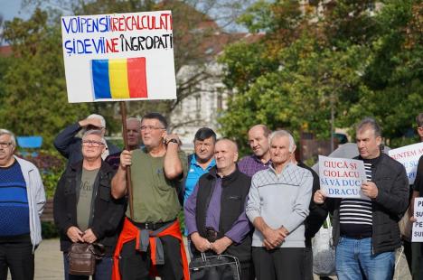 Peste 100 de foști mineri au protestat la Oradea împotriva recalculării pensiilor și l-au huiduit pe subprefectul Emilian Pavel, participant „din partea PSD” (FOTO / VIDEO)