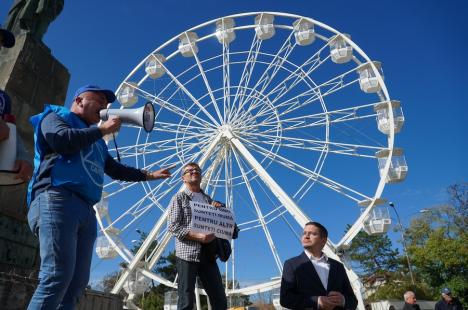 Peste 100 de foști mineri au protestat la Oradea împotriva recalculării pensiilor și l-au huiduit pe subprefectul Emilian Pavel, participant „din partea PSD” (FOTO / VIDEO)