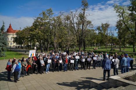 Peste 100 de foști mineri au protestat la Oradea împotriva recalculării pensiilor și l-au huiduit pe subprefectul Emilian Pavel, participant „din partea PSD” (FOTO / VIDEO)