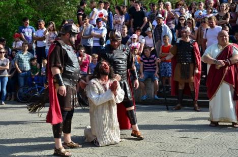 Patimile lui Hristos: Sute de orădeni l-au însoţit pe Iisus pe Drumul Crucii (FOTO / VIDEO)