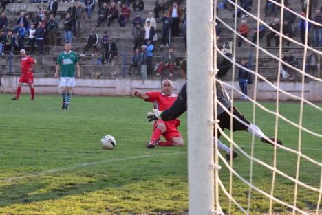 Meciul dintre "veteranii" FC Bihor şi Ferencvaros Budapesta, încheiat la egalitate (FOTO)