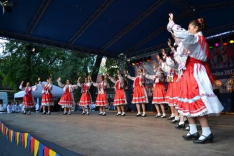 Tradiţii cu succes la orădeni: Parcul Bălcescu, plin în ultima zi a Târgului Meşterilor Populari şi Festivalului de Folclor (FOTO)