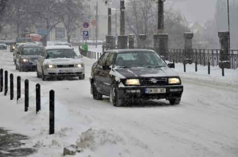 Zăpada a acoperit Oradea. Echipajele RER acţionează pentru curăţarea drumurilor (FOTO)