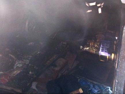 Panică pe o stradă din Oradea: Subsolul unuI imobil a luat foc (FOTO)