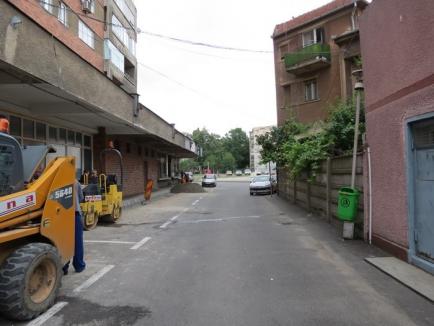 Selina asfaltează parcările din curtea blocului primarului Ilie Bolojan (FOTO)