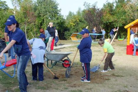 Voluntarii Provident şi picii din Dragoş Vodă au făcut un nou loc de joacă (FOTO/VIDEO)