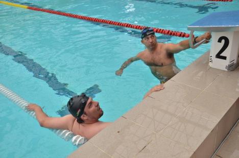 1.000 de lungimi de bazin parcurse la Swimathon 2013: Fostul şef al Poliţiei bihorene, printre înotători (FOTO)