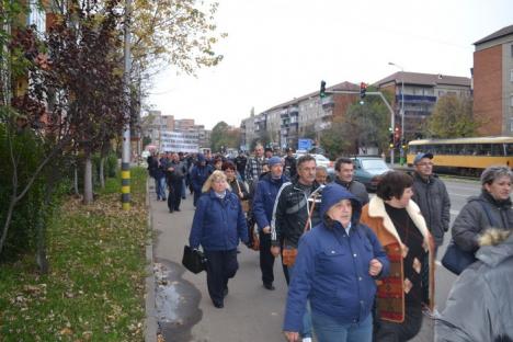 Şoferii şi vatmanii OTL şi-au încheiat protestul în faţa Primăriei cântând: "Ş-altă dată, o s-o facem şi mai lată!" (FOTO / VIDEO)