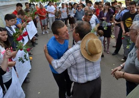 Remus Sime, întâmpinat cu urale în Beiuş după cursa de 200 de kilometri pentru acordarea de burse şcolare (FOTO)