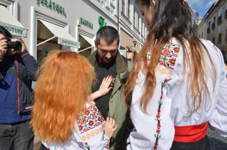 Tinerii basarabeni au îmbrăţişat orădenii pe Corso (FOTO)