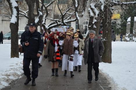 Asta-i datina străveche: Colindători din mai multe judeţe au defilat în parada costumelor (FOTO)