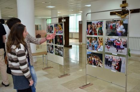 Noaptea Bibliotecilor: Pentru că "lectura e cool-tură", elevii orădeni au împărţit gratis cărţi (VIDEO)